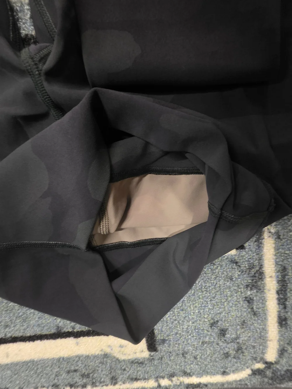 ALO Yoga Womens Black Camo Leggings